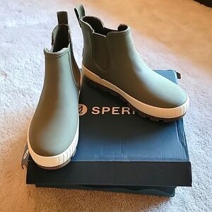 NWT in box, Sperry brand Torrent Chelsea olive waterproof size 7 boots